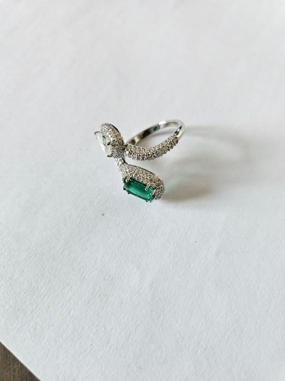 Set in 18K Gold, 1.70 carats, natural Zambian Emerald & Diamonds Engagement Ring en Nuevo estado para la venta en Hong Kong, HK