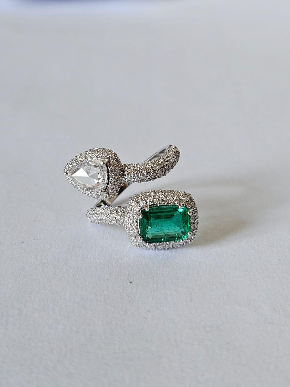 Femenino o masculino Set in 18K Gold, 1.70 carats, natural Zambian Emerald & Diamonds Engagement Ring en venta