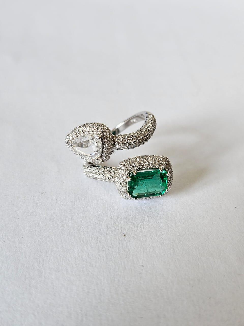 Set in 18K Gold, 1.70 carats, natural Zambian Emerald & Diamonds Engagement Ring en venta 1