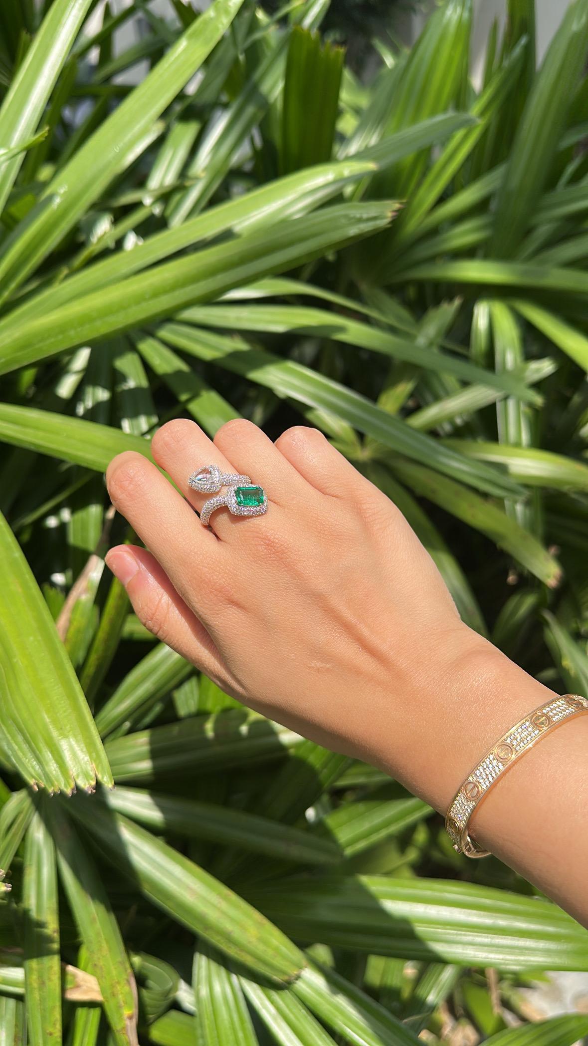 Set in 18K Gold, 1.70 carats, natural Zambian Emerald & Diamonds Engagement Ring en venta 2