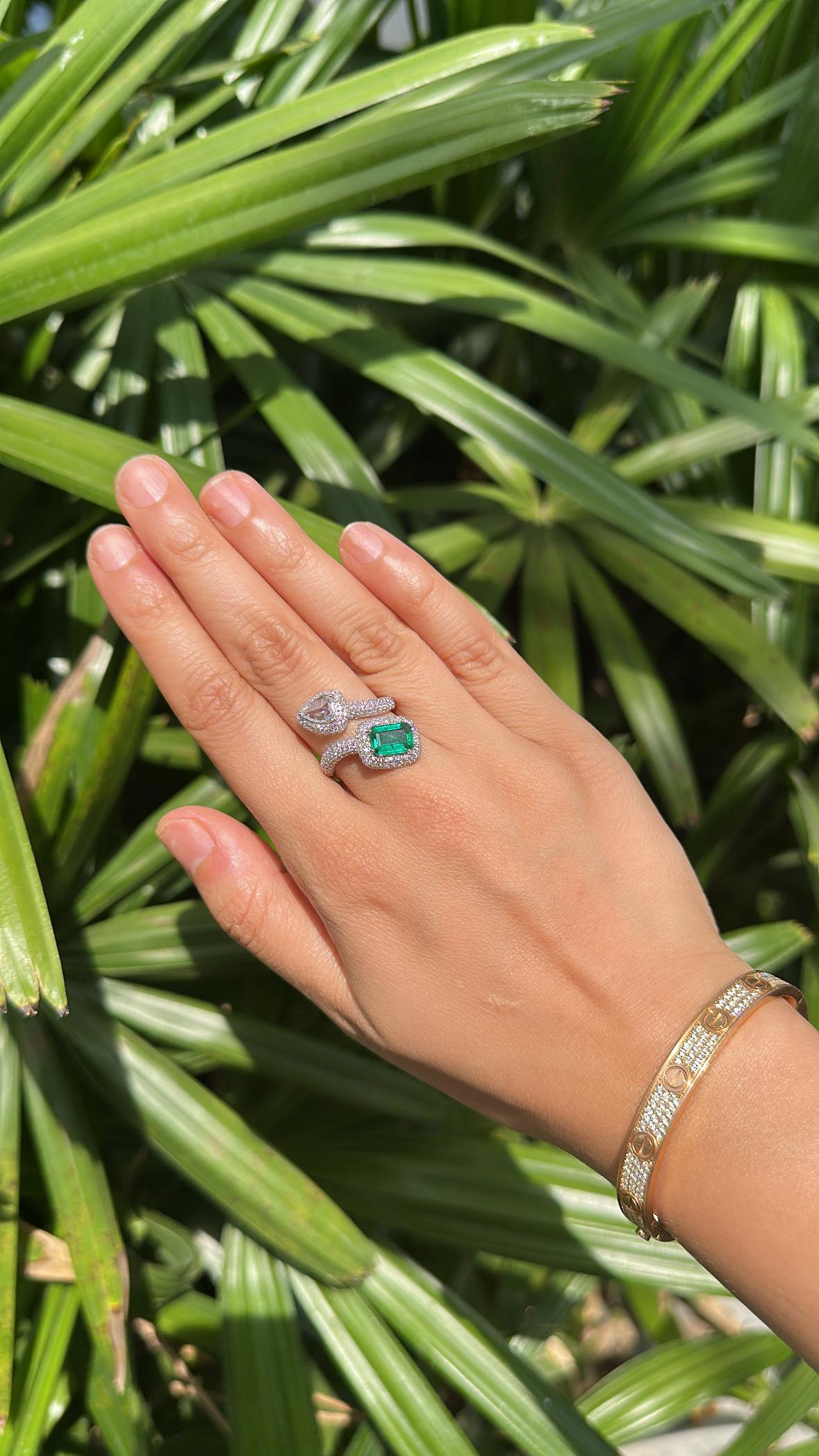 Set in 18K Gold, 1.70 carats, natural Zambian Emerald & Diamonds Engagement Ring en venta 3