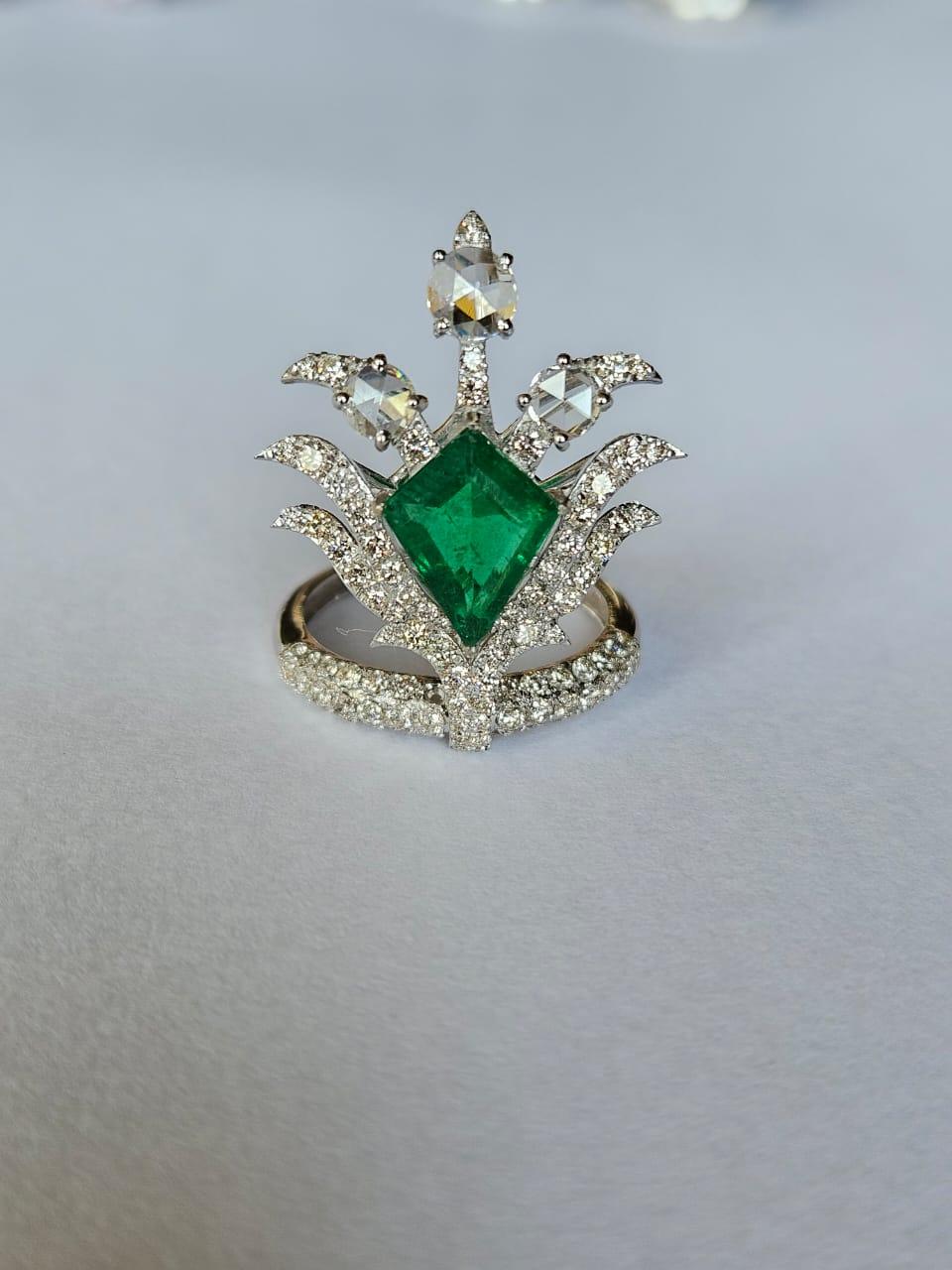 Set in 18K Gold, 1.70 carats, Zambian Emerald & Rose cut Diamonds Cocktail Ring In New Condition For Sale In Hong Kong, HK