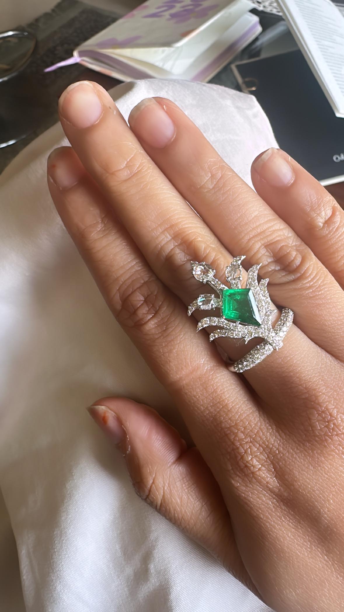 Women's or Men's Set in 18K Gold, 1.70 carats, Zambian Emerald & Rose cut Diamonds Cocktail Ring For Sale