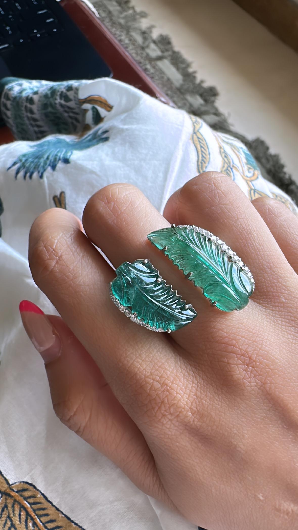 Set in 18K Gold, 17.14 carats Zambian carved Emerald & Diamonds Cocktail Ring For Sale 4