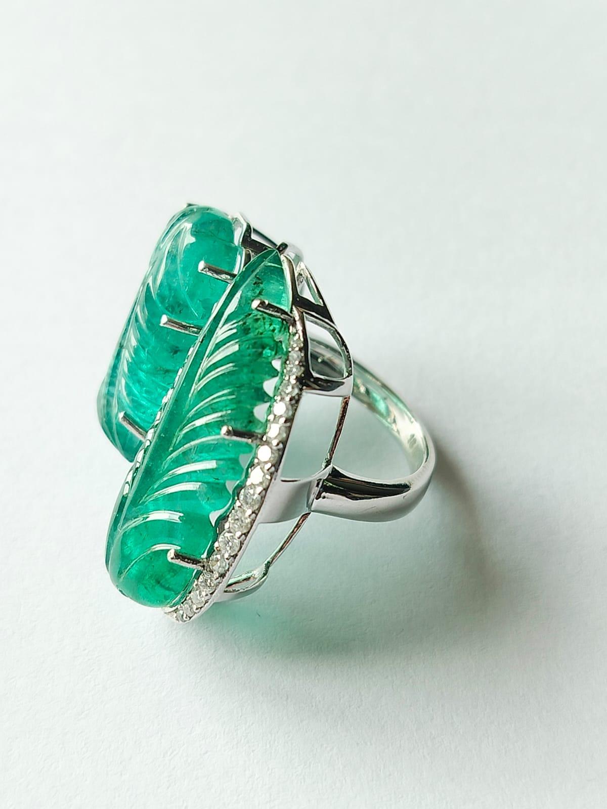 Art Deco Set in 18K Gold, 17.14 carats Zambian carved Emerald & Diamonds Cocktail Ring For Sale