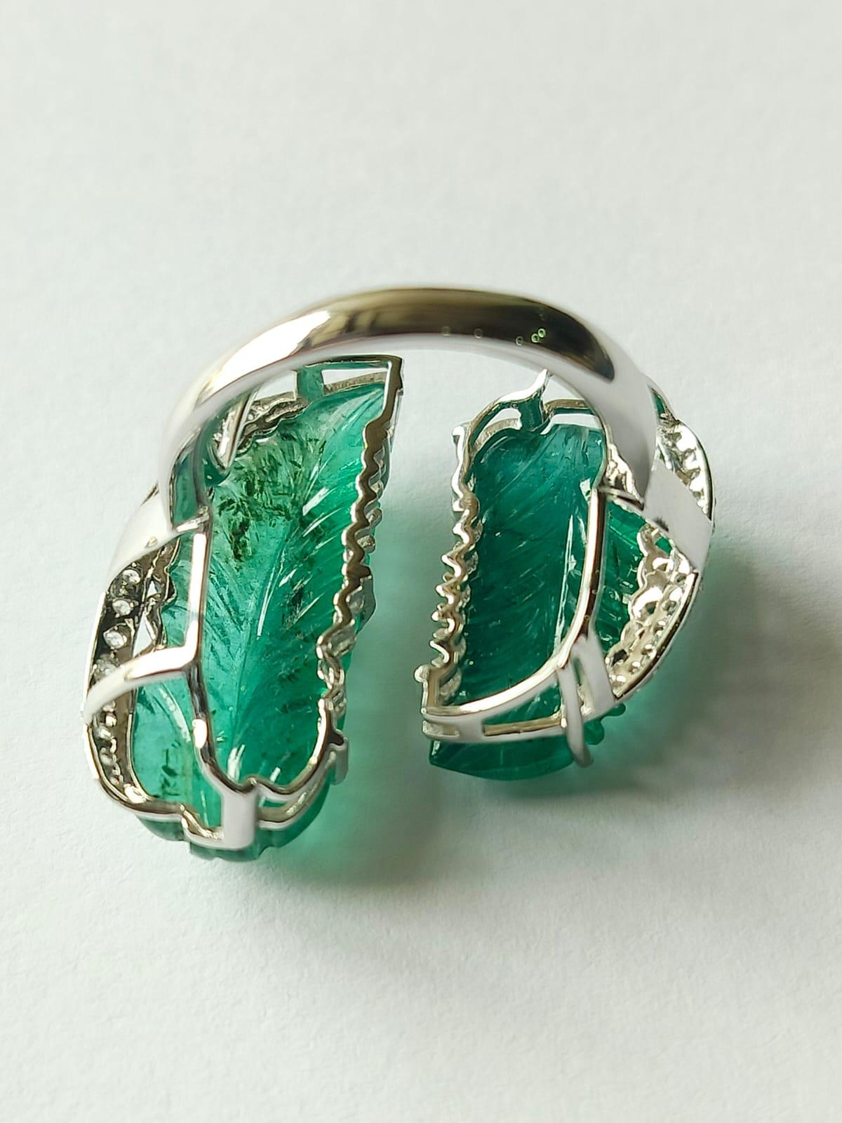 Set in 18K Gold, 17.14 carats Zambian carved Emerald & Diamonds Cocktail Ring In New Condition For Sale In Hong Kong, HK