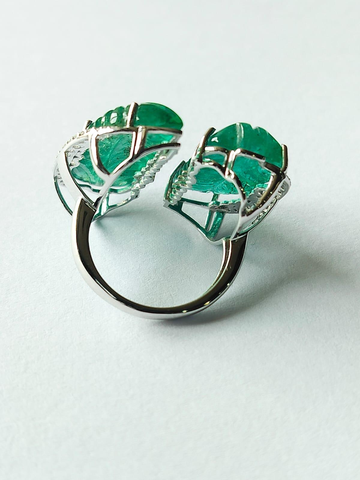 Women's Set in 18K Gold, 17.14 carats Zambian carved Emerald & Diamonds Cocktail Ring For Sale