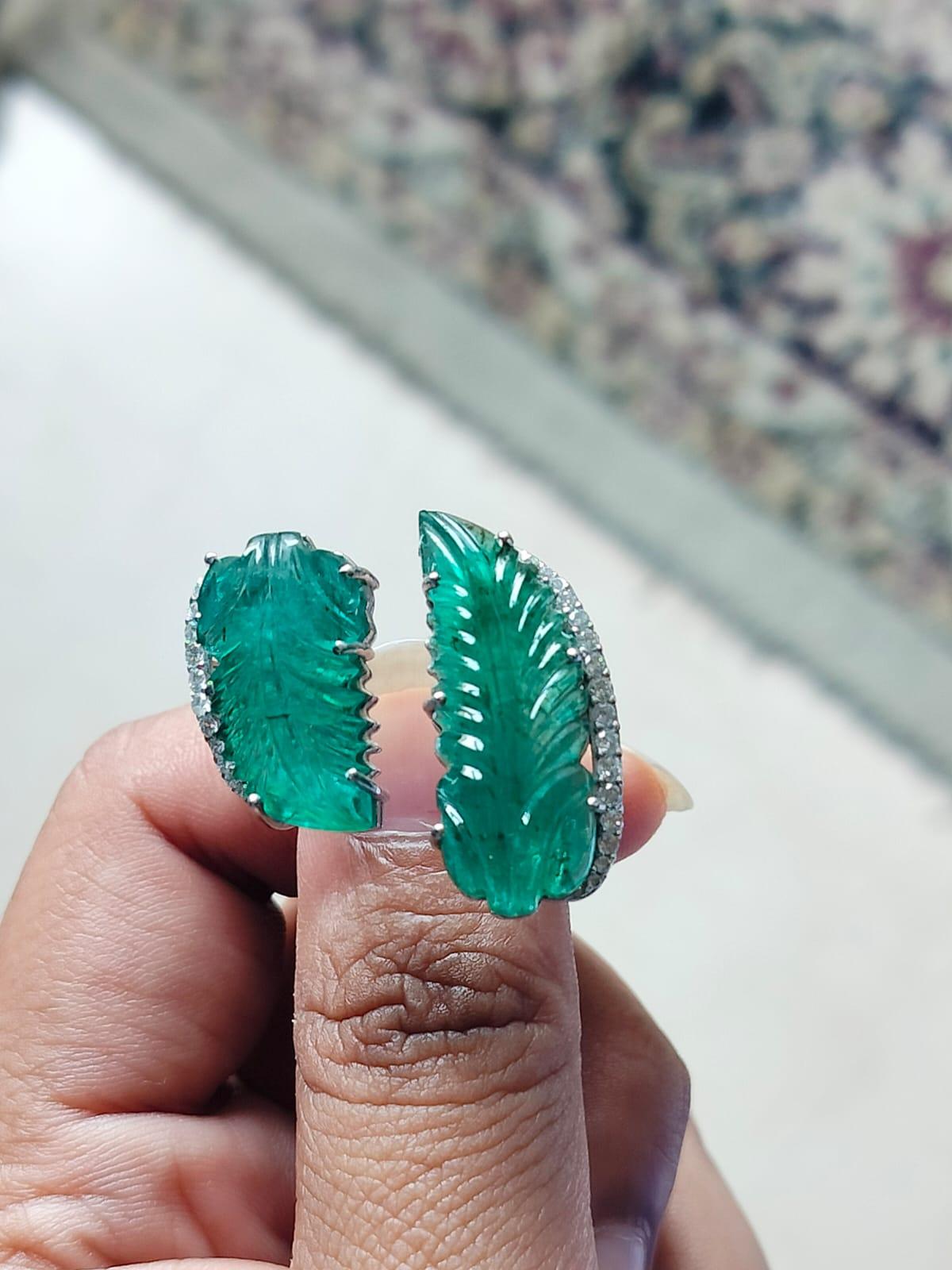 Set in 18K Gold, 17.14 carats Zambian carved Emerald & Diamonds Cocktail Ring For Sale 1