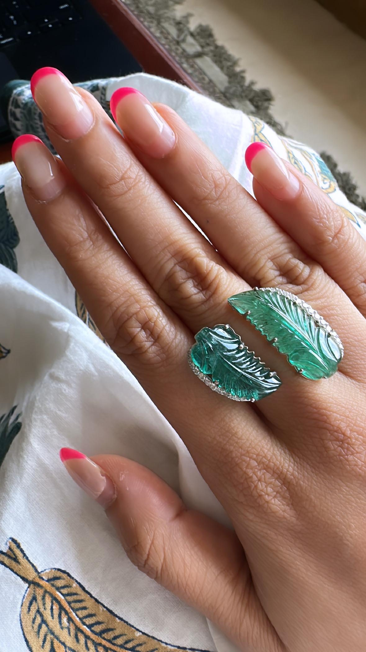 Set in 18K Gold, 17.14 carats Zambian carved Emerald & Diamonds Cocktail Ring For Sale 3