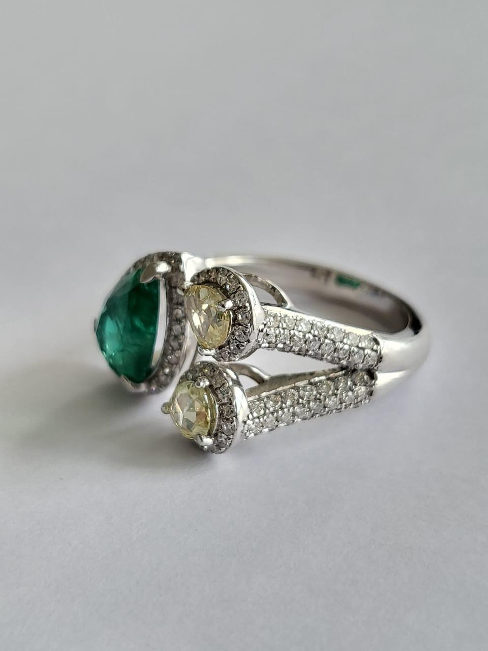 Set in 18k Gold, 1.72 Carats Emerald & Rose Cut Diamonds Engagement Wedding Ring In New Condition For Sale In Hong Kong, HK