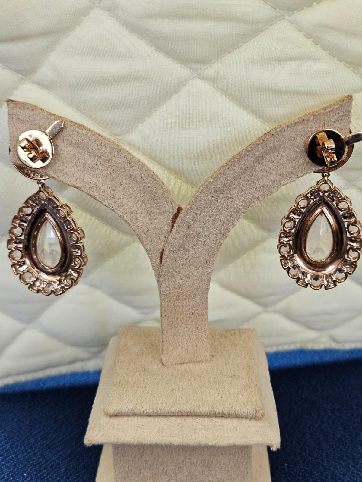 Art déco Boucles d'oreilles chandelier en or 18 carats, Morganite, émail rouge et diamants 17,42 carats en vente