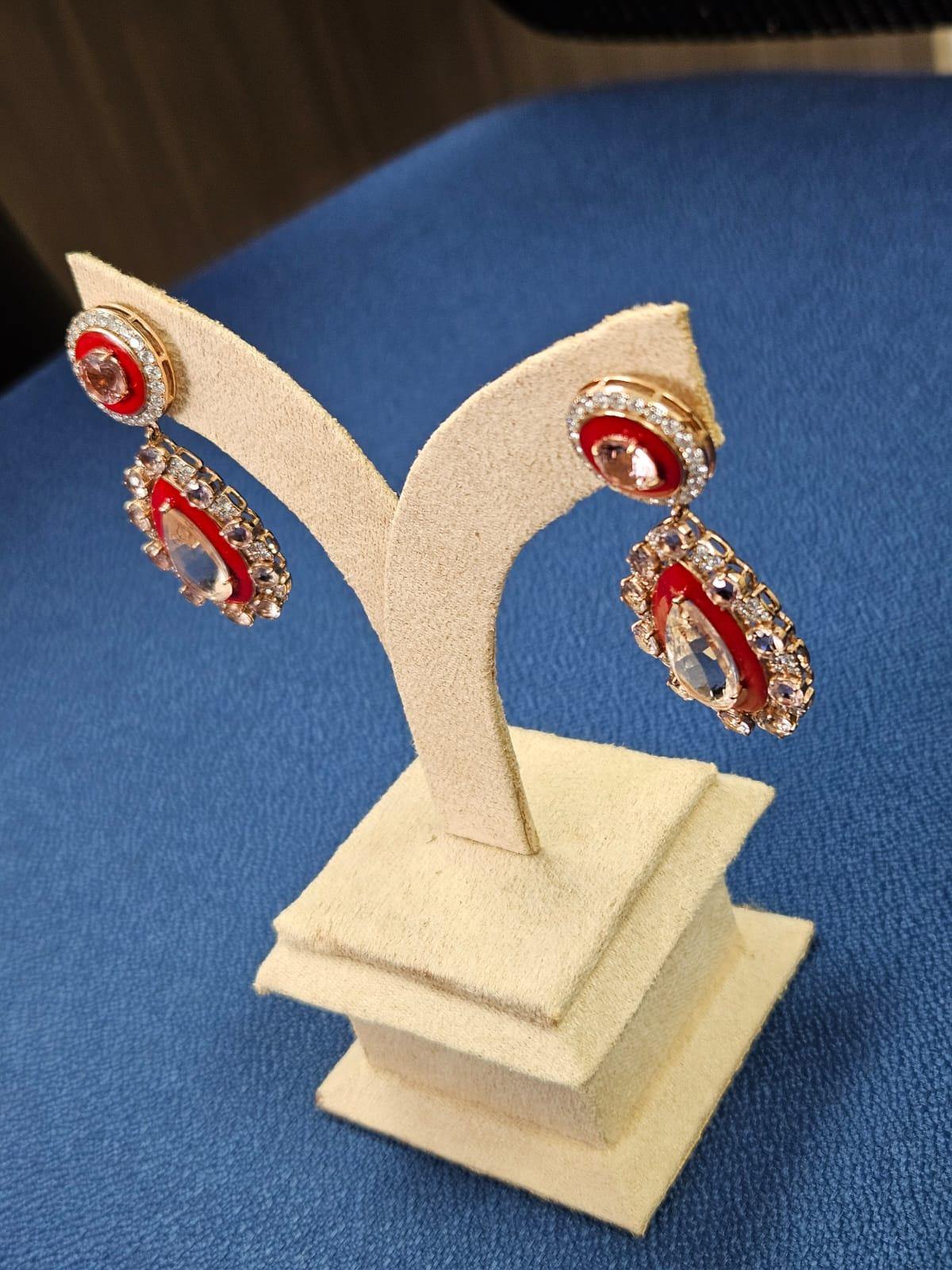 Set in 18K Gold, 17.42 carats Morganite, Red Enamel & Diamond Chandelier Earring In New Condition For Sale In Hong Kong, HK