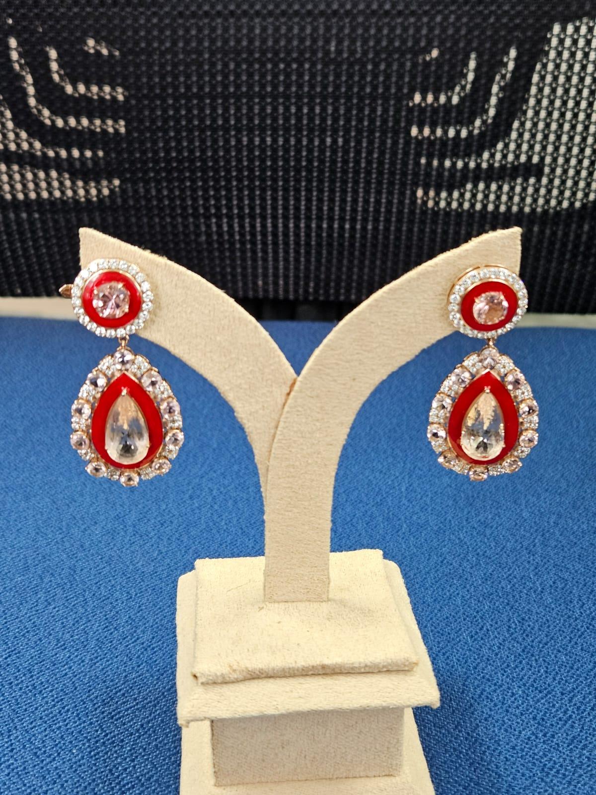 Chandelier-Ohrring aus 18 Karat Gold, 17,42 Karat Morganit, roter Emaille und Diamanten für Damen oder Herren im Angebot