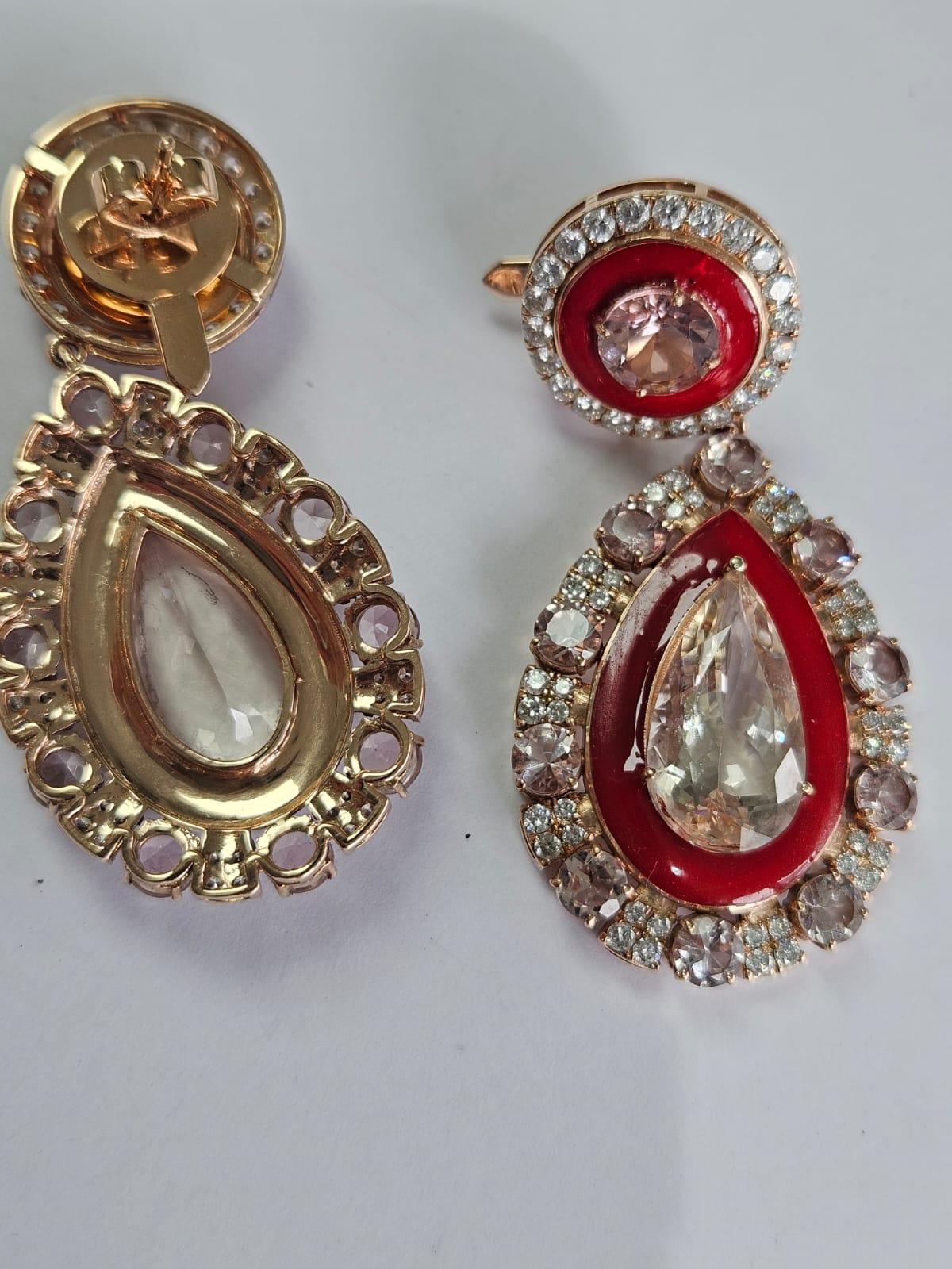 Chandelier-Ohrring aus 18 Karat Gold, 17,42 Karat Morganit, roter Emaille und Diamanten im Angebot 1
