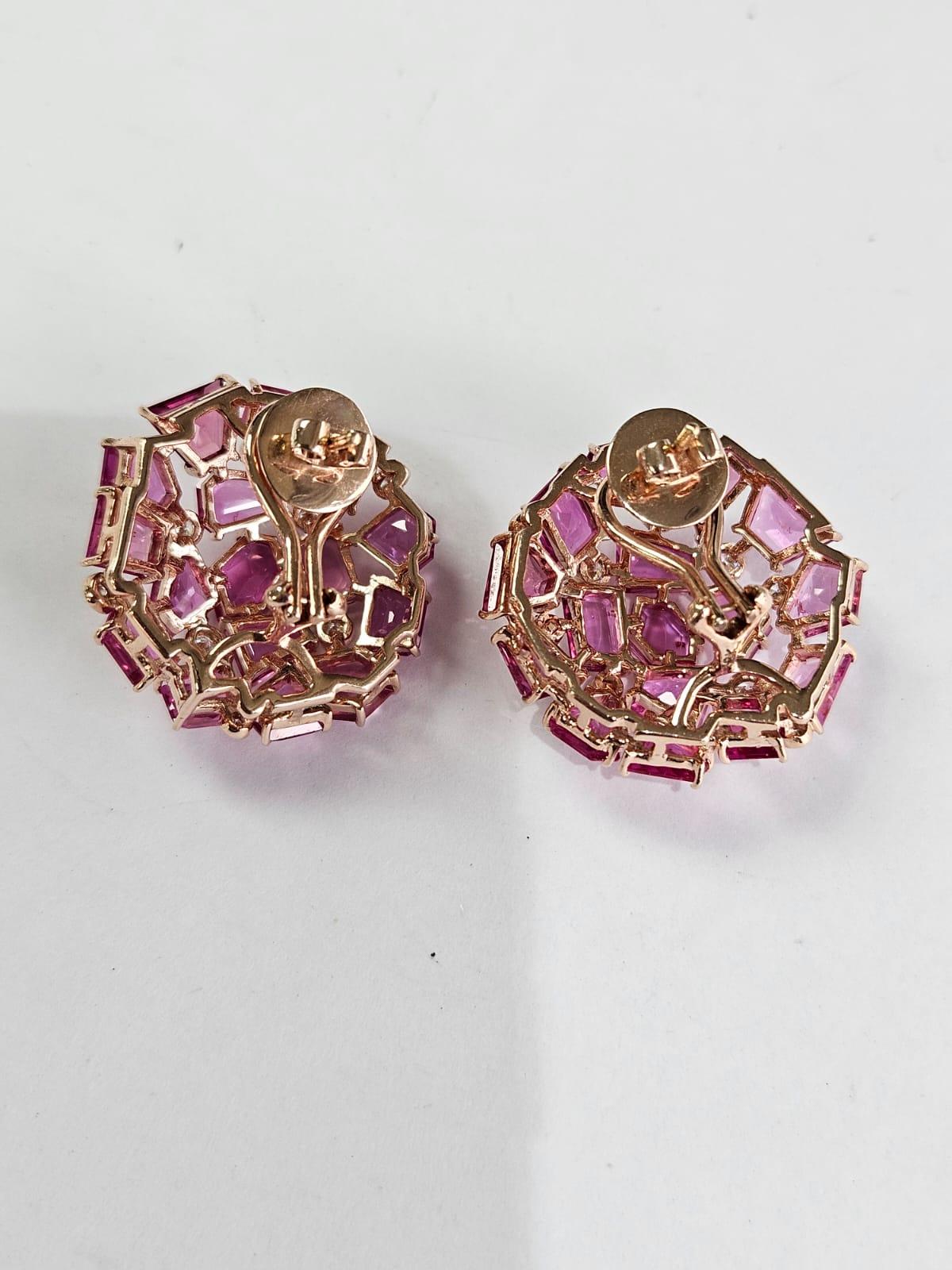 Modern Set in 18K Gold, 18.61 carats, natural Mozambique Ruby & Diamonds Stud Earrings For Sale