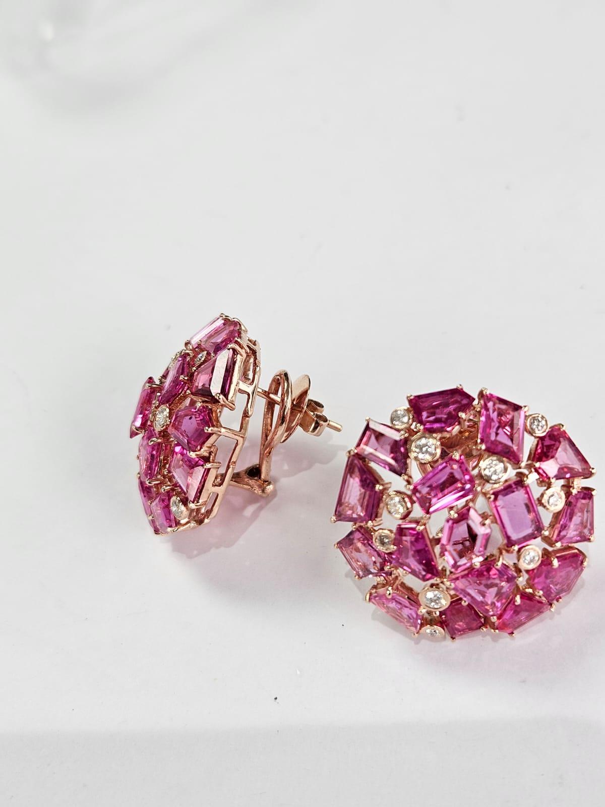 Round Cut Set in 18K Gold, 18.61 carats, natural Mozambique Ruby & Diamonds Stud Earrings For Sale