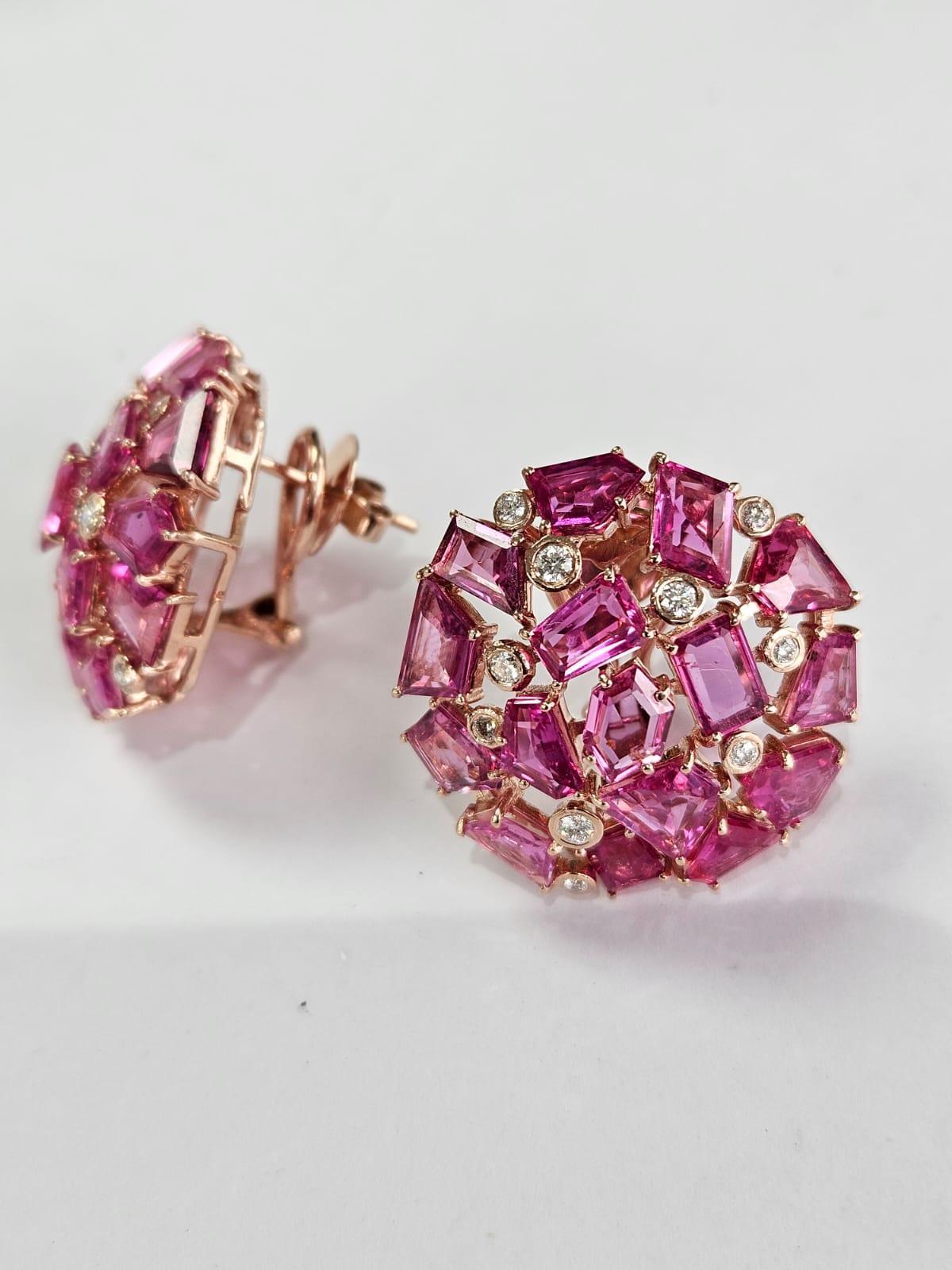 Set in 18K Gold, 18.61 carats, natural Mozambique Ruby & Diamonds Stud Earrings In New Condition For Sale In Hong Kong, HK
