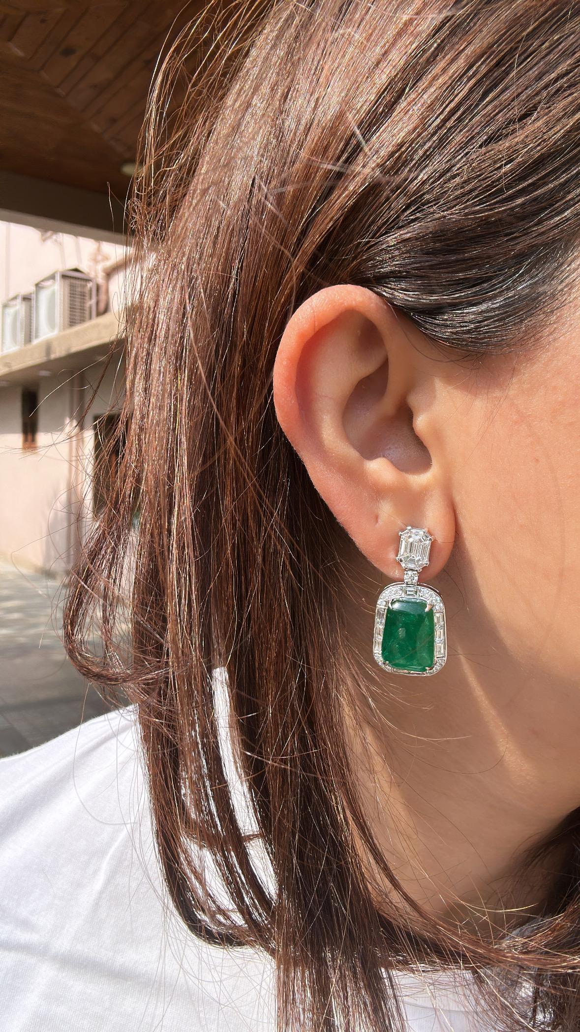 Orecchini pendenti in oro 18 carati, smeraldo cabochon e diamanti da 18,70 carati in vendita 4