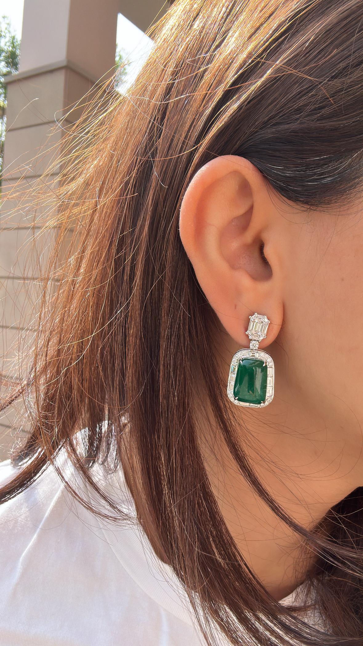 Orecchini pendenti in oro 18 carati, smeraldo cabochon e diamanti da 18,70 carati in vendita 5