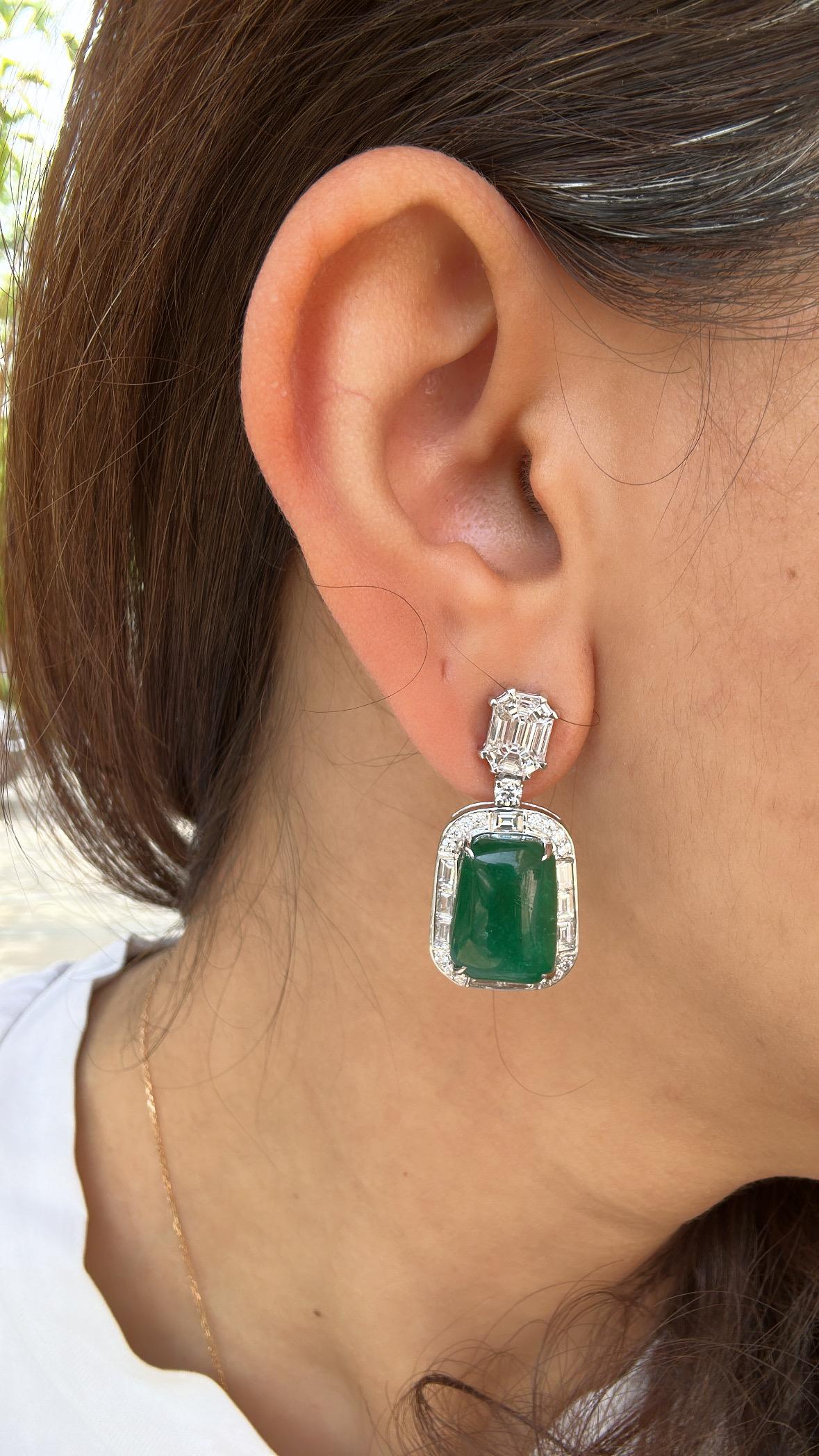 Orecchini pendenti in oro 18 carati, smeraldo cabochon e diamanti da 18,70 carati in vendita 6