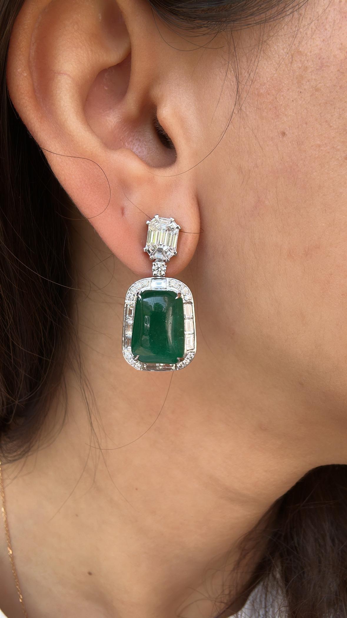 Orecchini pendenti in oro 18 carati, smeraldo cabochon e diamanti da 18,70 carati in vendita 7