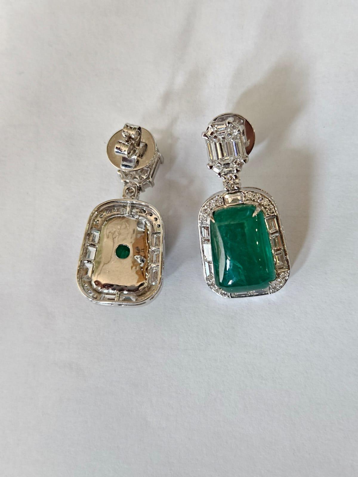 Moderno Orecchini pendenti in oro 18 carati, smeraldo cabochon e diamanti da 18,70 carati in vendita