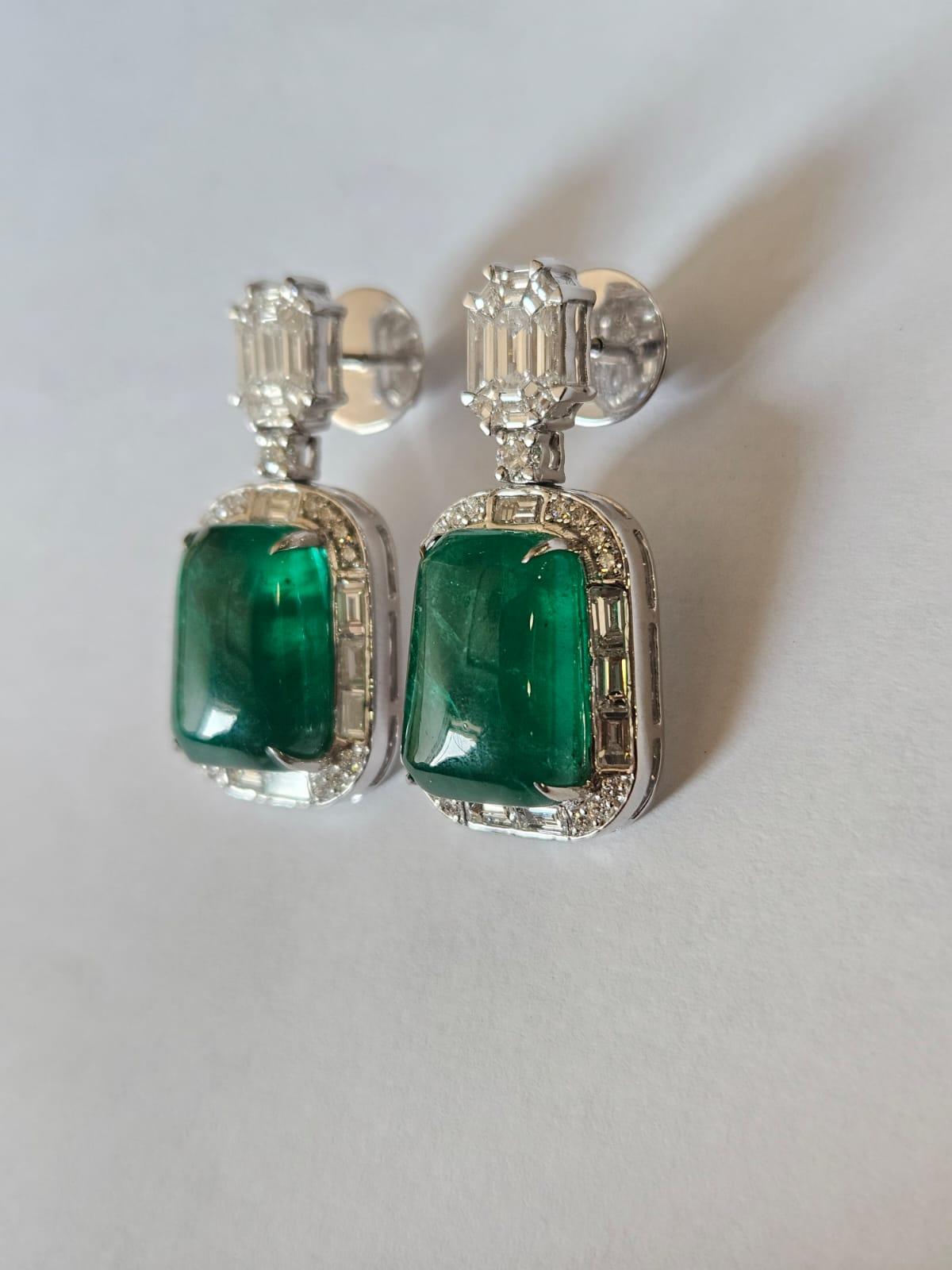 Cabochon Orecchini pendenti in oro 18 carati, smeraldo cabochon e diamanti da 18,70 carati in vendita