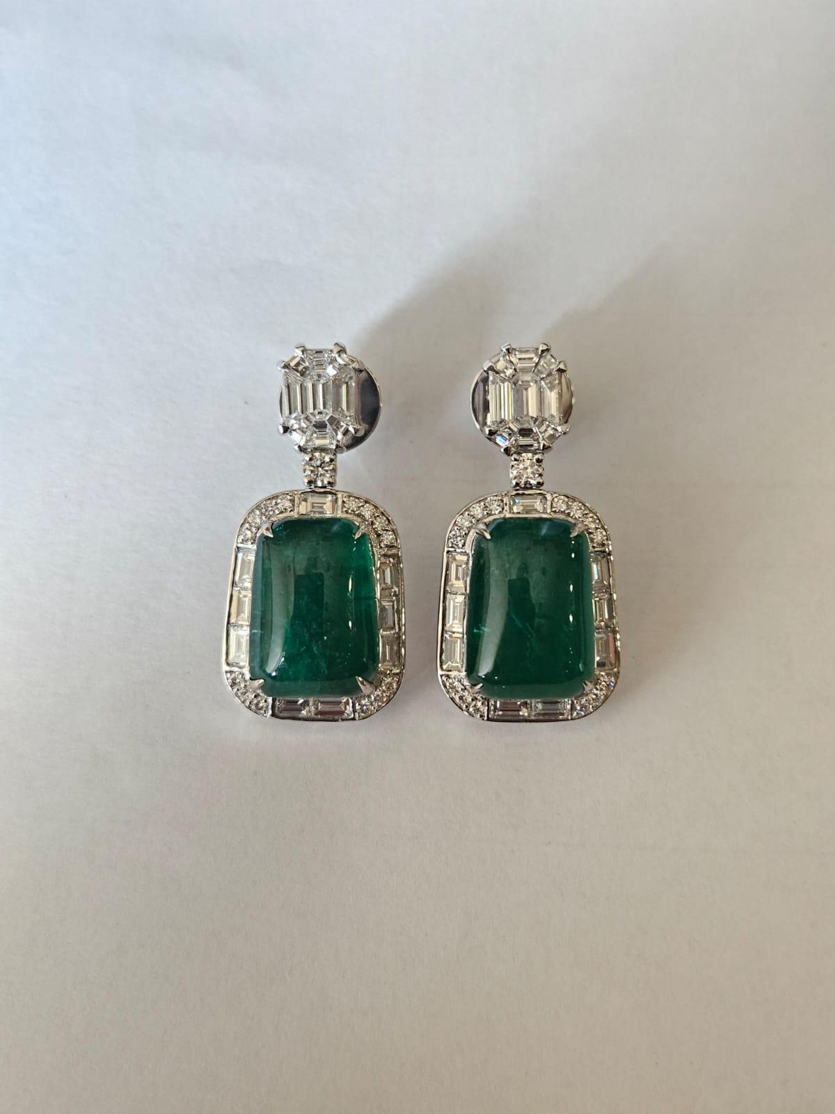 Orecchini pendenti in oro 18 carati, smeraldo cabochon e diamanti da 18,70 carati In condizioni Nuovo in vendita a Hong Kong, HK