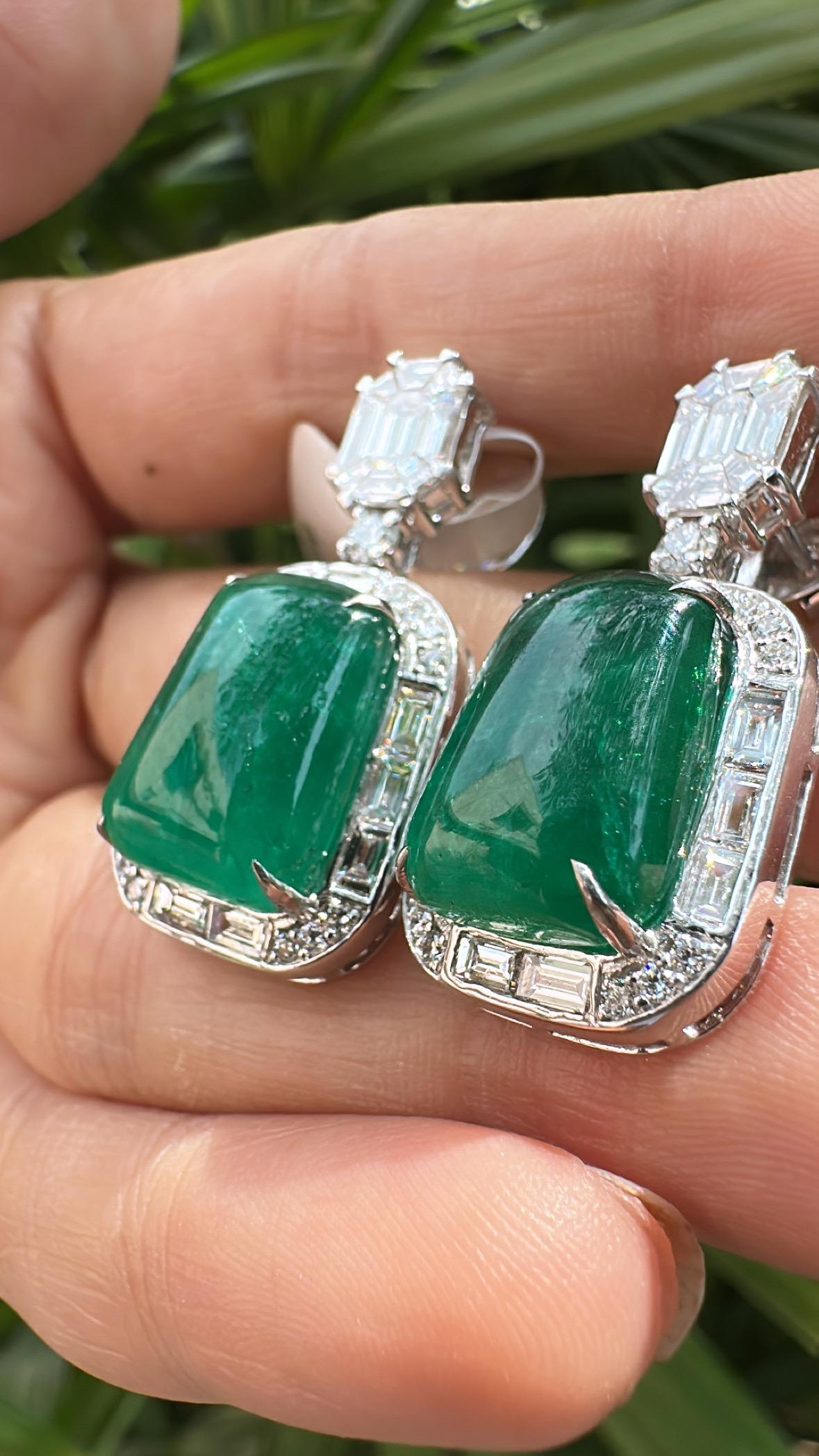 da uomo o donna Orecchini pendenti in oro 18 carati, smeraldo cabochon e diamanti da 18,70 carati in vendita