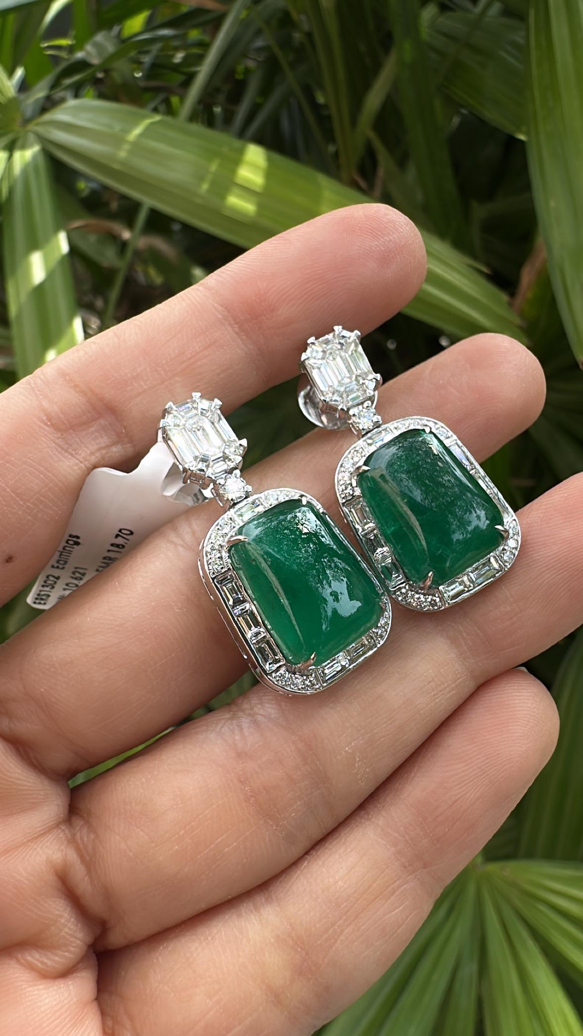 Orecchini pendenti in oro 18 carati, smeraldo cabochon e diamanti da 18,70 carati in vendita 2