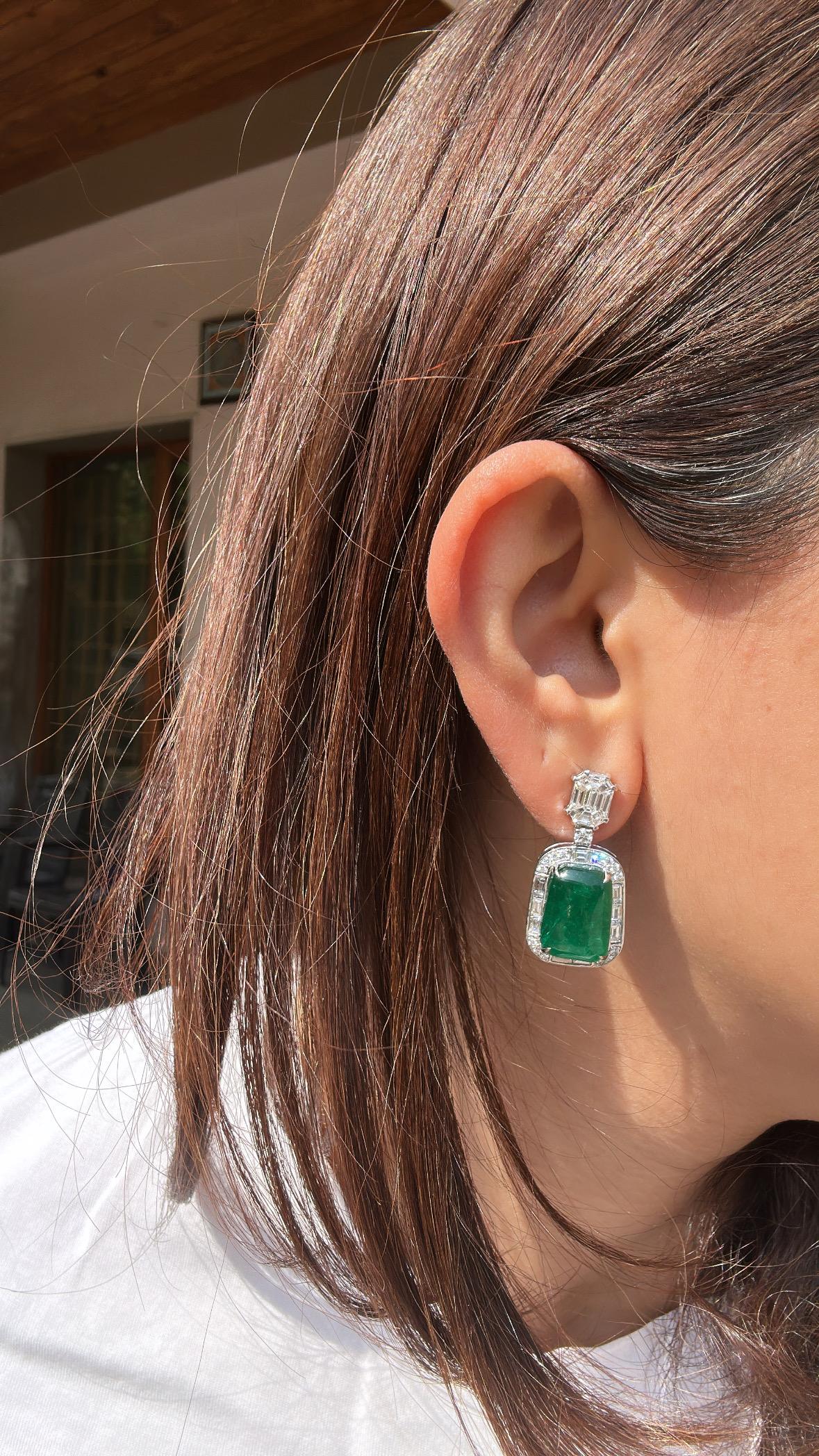 Orecchini pendenti in oro 18 carati, smeraldo cabochon e diamanti da 18,70 carati in vendita 3
