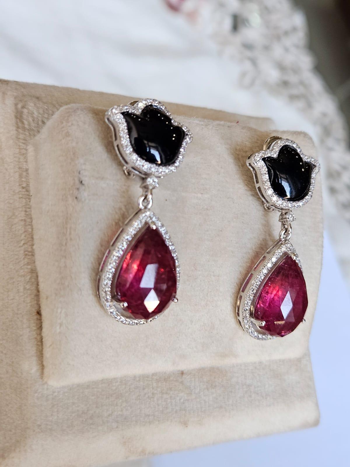 Set in 18K Gold, 18.73 carats Tourmaline, Black Onyx & Diamonds Drop Earrings For Sale 5