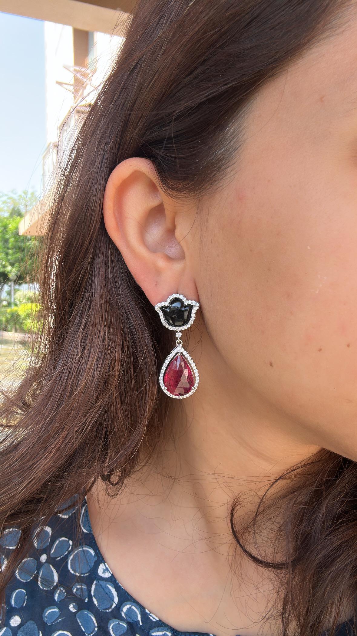 Art Deco Set in 18K Gold, 18.73 carats Tourmaline, Black Onyx & Diamonds Drop Earrings For Sale