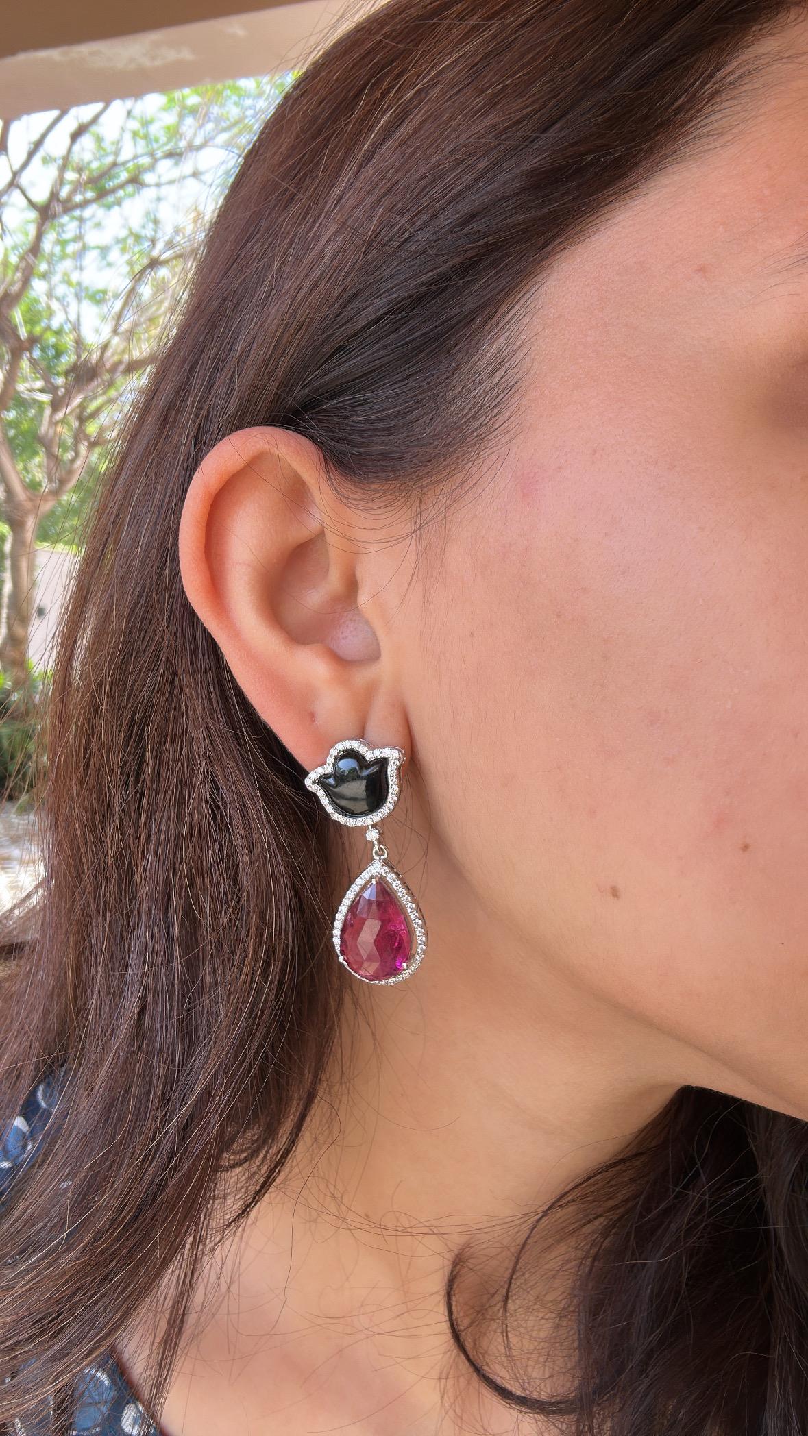 Set in 18K Gold, 18.73 carats Tourmaline, Black Onyx & Diamonds Drop Earrings In New Condition For Sale In Hong Kong, HK