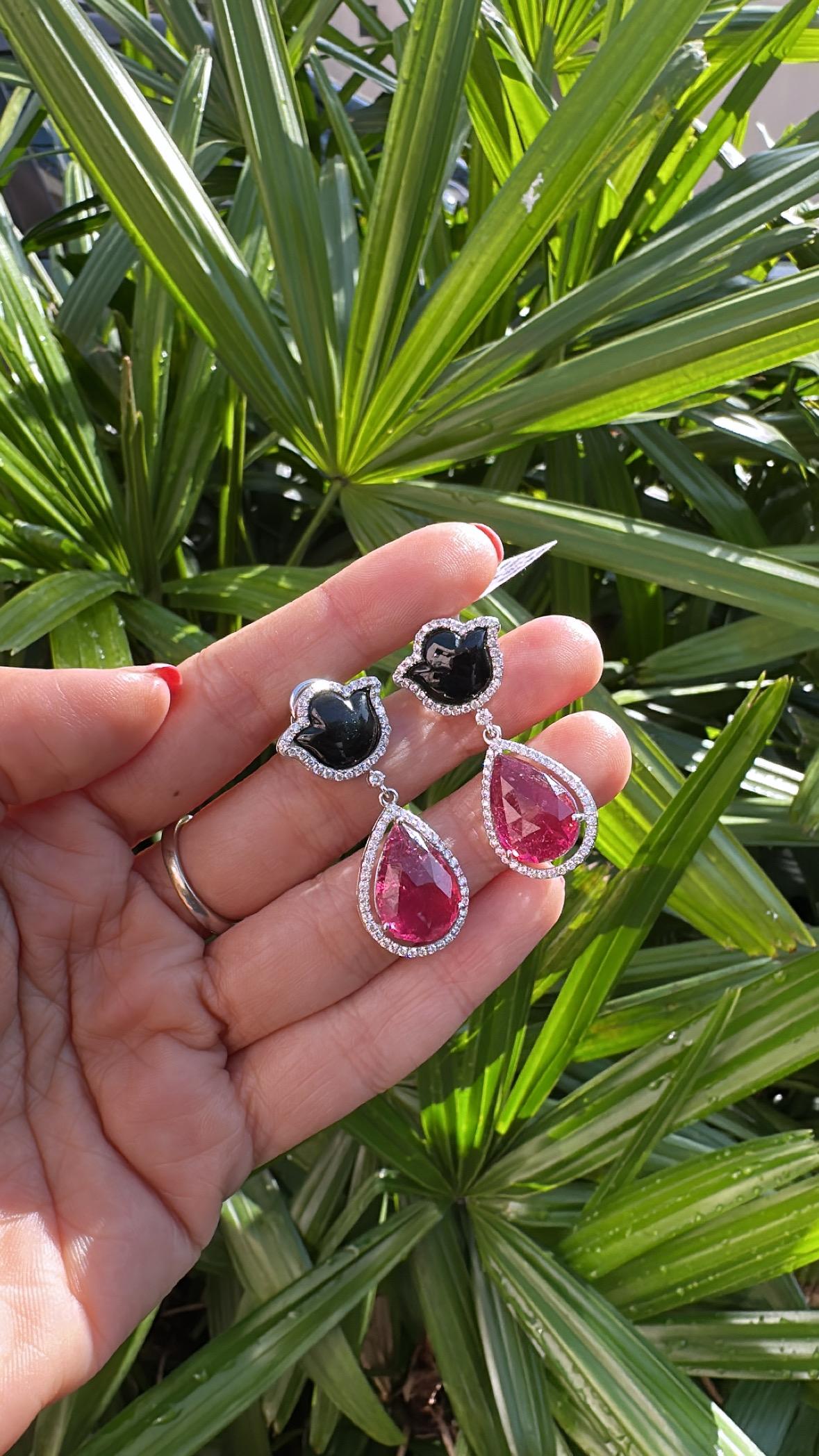 Set in 18K Gold, 18.73 carats Tourmaline, Black Onyx & Diamonds Drop Earrings For Sale 1