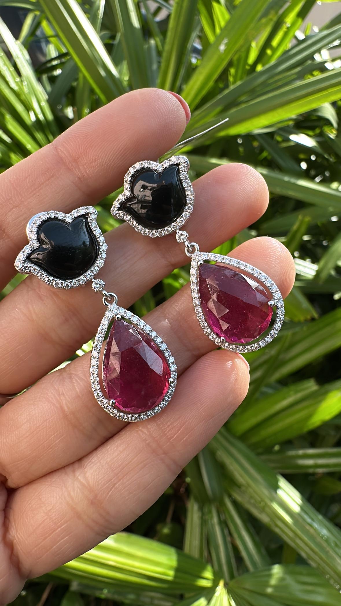 Set in 18K Gold, 18.73 carats Tourmaline, Black Onyx & Diamonds Drop Earrings For Sale 2