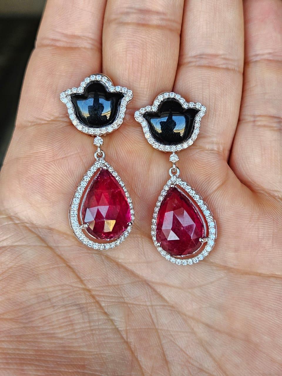 Set in 18K Gold, 18.73 carats Tourmaline, Black Onyx & Diamonds Drop Earrings For Sale 3