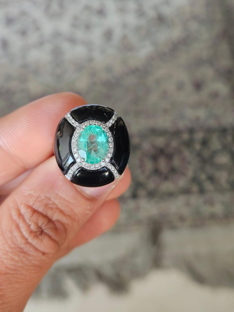 Ein wunderschöner Cocktailring aus Smaragd und schwarzem Onyx, gefasst in 18 Karat Weißgold und natürlichen Diamanten. Das Gewicht des ovalen Smaragds beträgt 1.89 Karat. Der Smaragd ist völlig natürlich, unbehandelt und stammt aus Kolumbien. Das