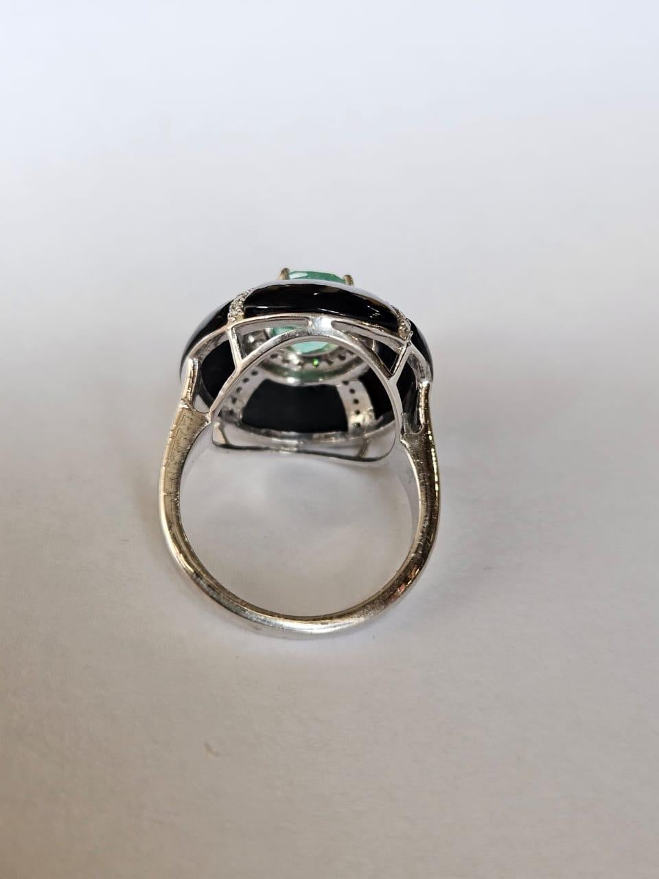 Cocktailring aus 18 Karat Gold, 1,89 Karat natürlichem Smaragd, schwarzem Onyx und Diamant (Art déco) im Angebot