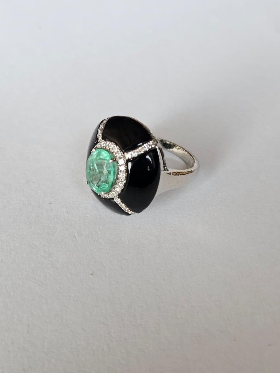 Cocktailring aus 18 Karat Gold, 1,89 Karat natürlichem Smaragd, schwarzem Onyx und Diamant (Ovalschliff) im Angebot