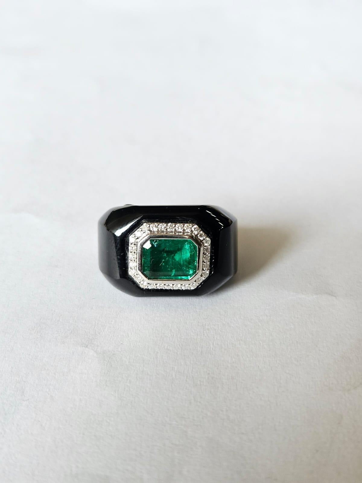 Très belle bague de fiançailles en or blanc 18 carats et diamants naturels, de style Art déco et unisexe, ornée d'émeraudes et d'onyx noir. Le poids de l'émeraude est de 1,92 carat. L'émeraude est entièrement naturelle, sans aucun traitement et est