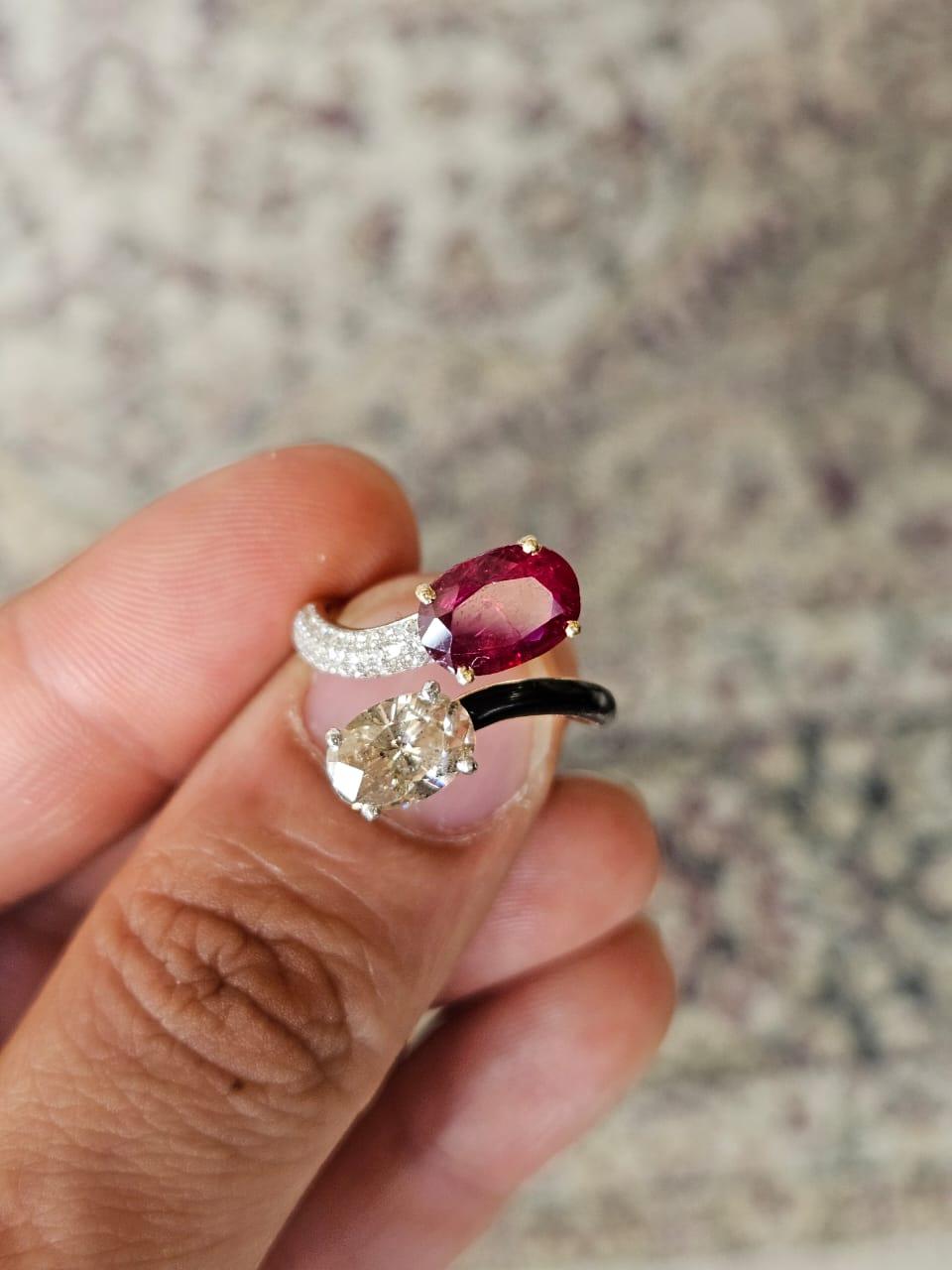 Un precioso anillo de compromiso de Rubí y Esmalte Negro, de estilo moderno, engastado en Oro Rosa de 18 quilates y Diamantes. El peso del Rubí ovalado es de 1,92 quilates. El Rubí es completamente natural, sin ningún tratamiento y es de origen