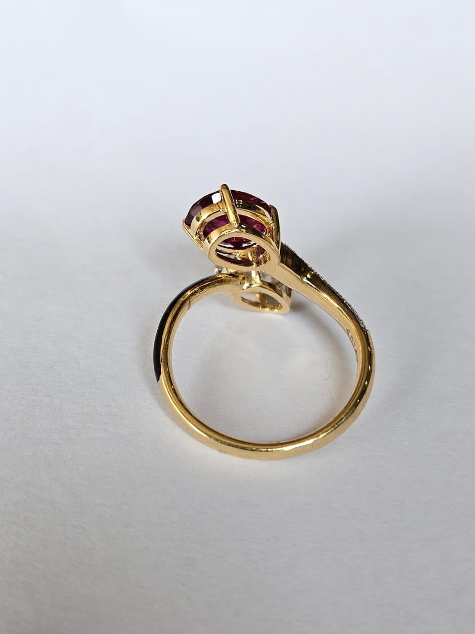 Anillo de compromiso de oro de 18 quilates, 1,92 quilates de rubí natural de Mozambique y diamantes Moderno en venta