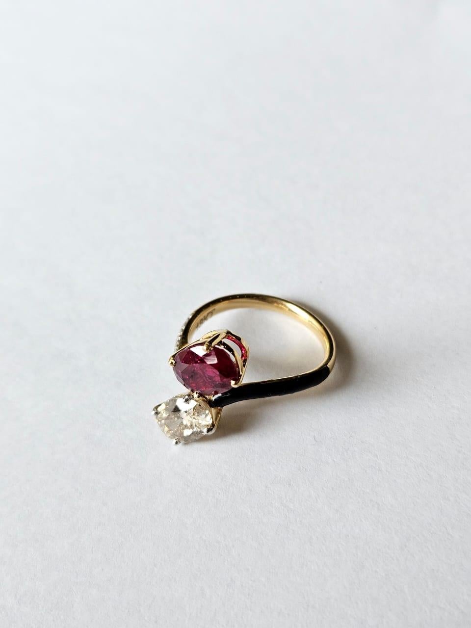 Anillo de compromiso de oro de 18 quilates, 1,92 quilates de rubí natural de Mozambique y diamantes Corte oval en venta