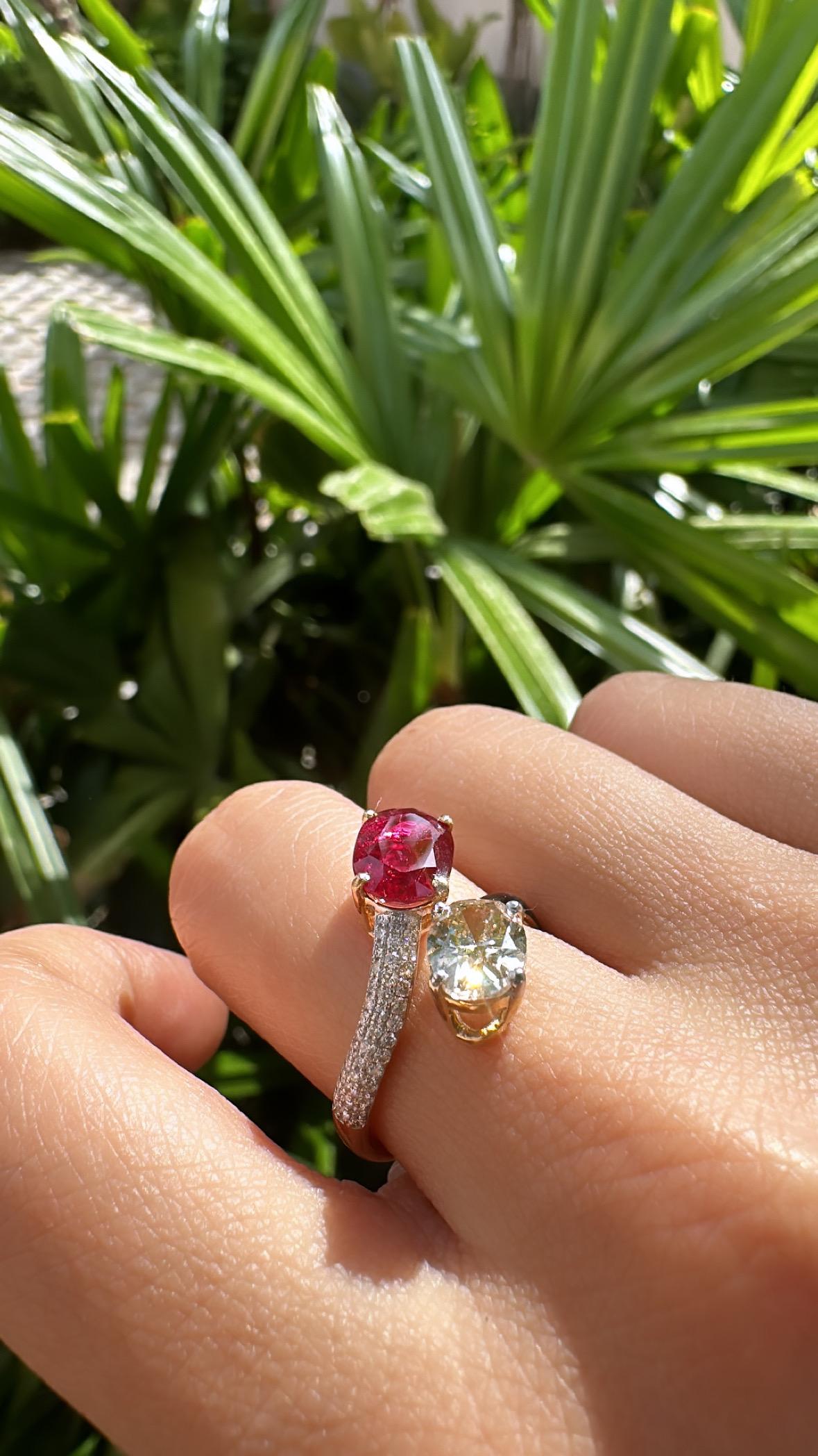 Anillo de compromiso de oro de 18 quilates, 1,92 quilates de rubí natural de Mozambique y diamantes en venta 2