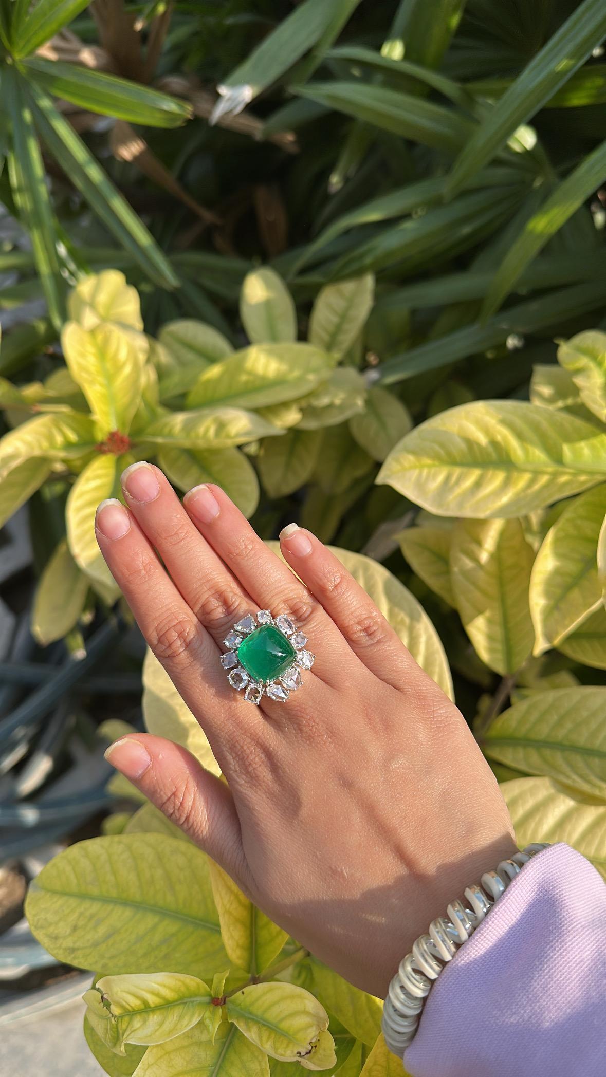 Engastado en oro de 18 quilates, esmeralda de 19,56 quilates Sugarloaf y diamantes talla rosa Anillo de cóctel en venta 4