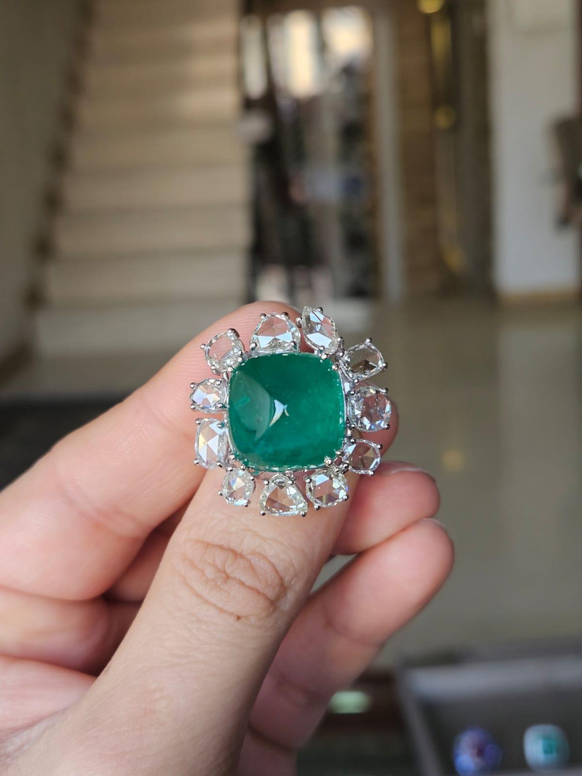 Un anillo de cúpula de cóctel de esmeralda, de estilo moderno, precioso y especial, engastado en oro blanco de 18 quilates y diamantes naturales. El peso de las Esmeraldas es de 19.56 quilates. El Pan de Azúcar Esmeralda es completamente natural,