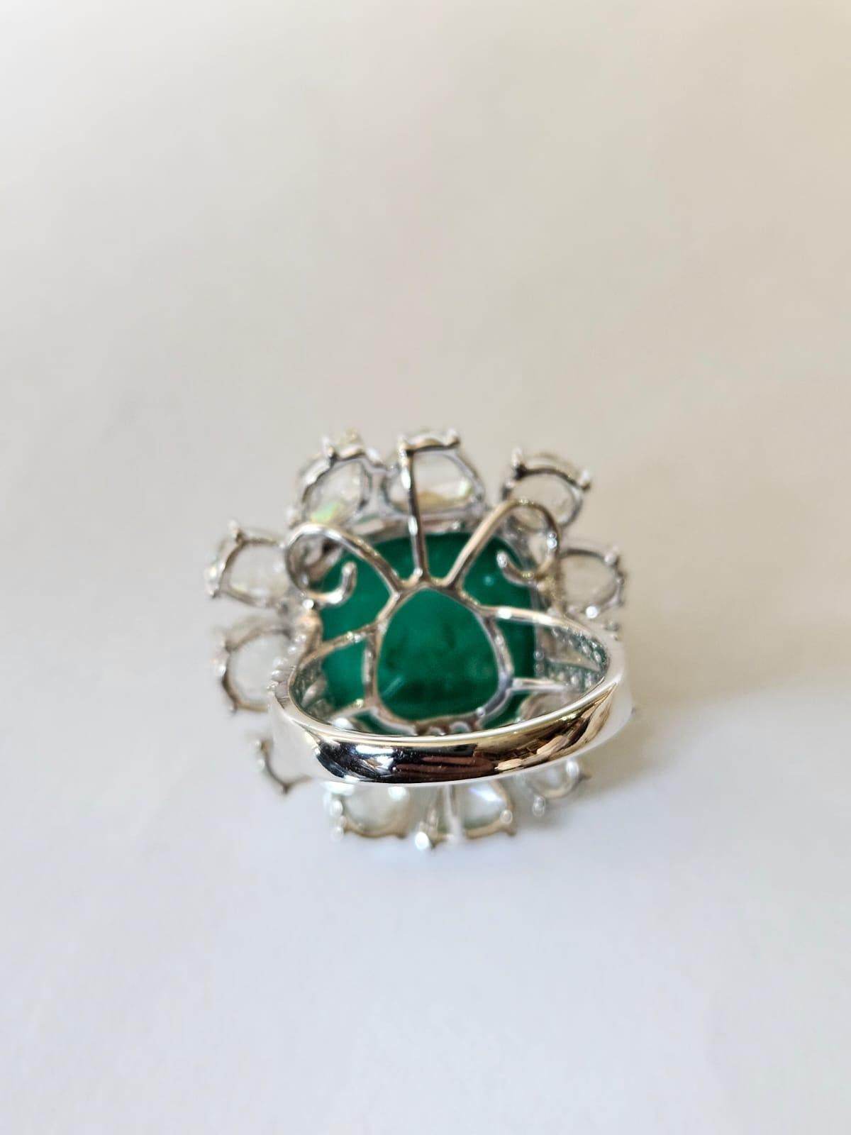 Engastado en oro de 18 quilates, esmeralda de 19,56 quilates Sugarloaf y diamantes talla rosa Anillo de cóctel Moderno en venta