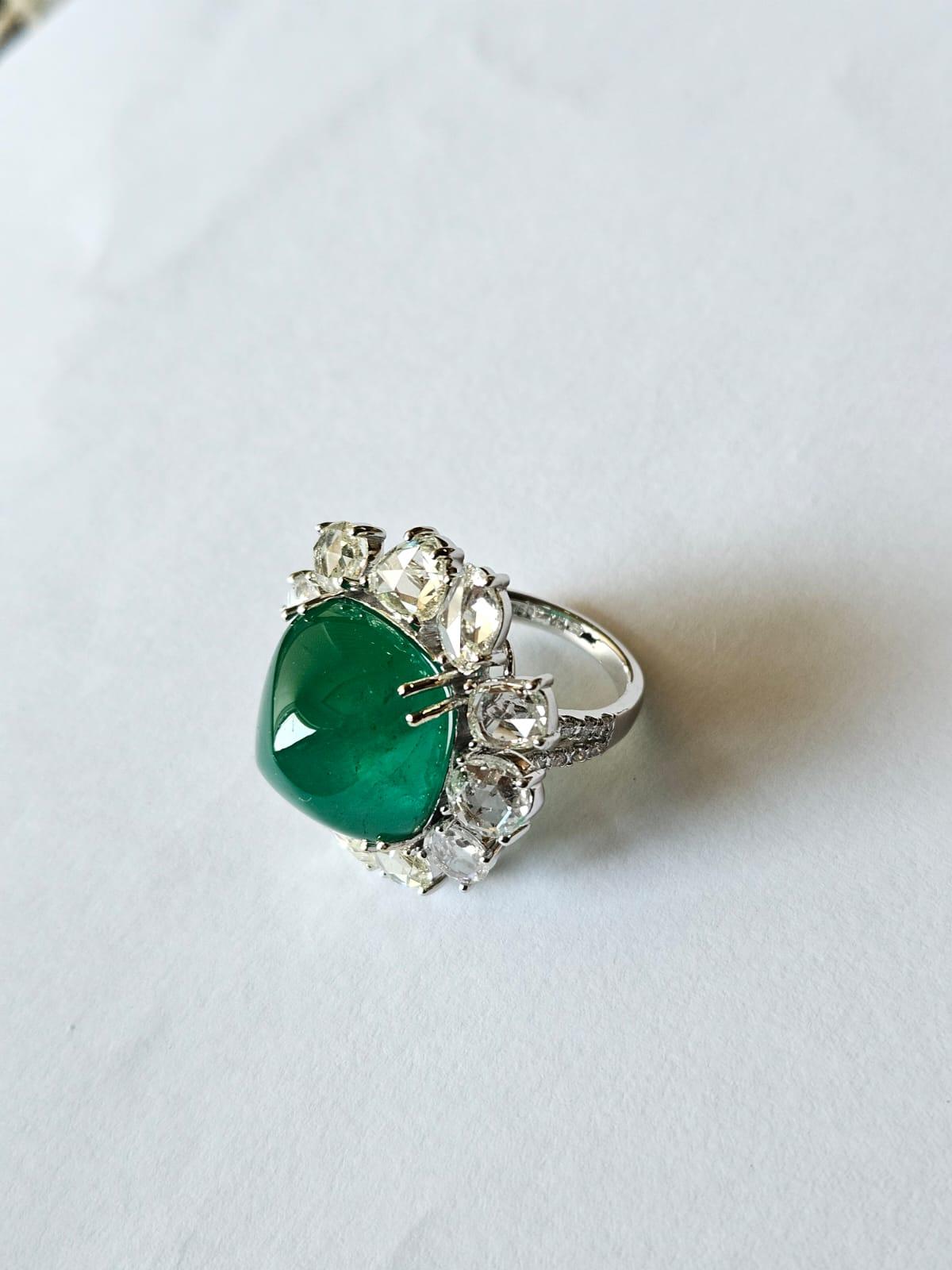 Engastado en oro de 18 quilates, esmeralda de 19,56 quilates Sugarloaf y diamantes talla rosa Anillo de cóctel Cabujón de pan de azúcar en venta