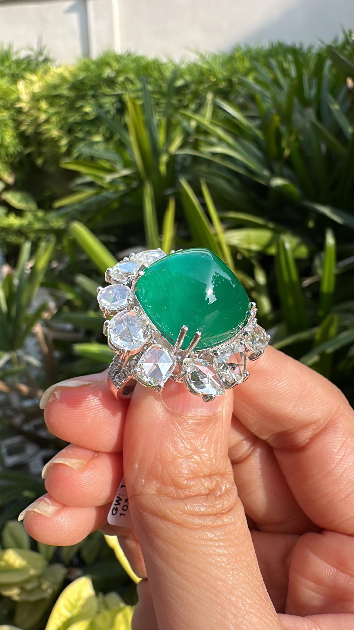 Femenino o masculino Engastado en oro de 18 quilates, esmeralda de 19,56 quilates Sugarloaf y diamantes talla rosa Anillo de cóctel en venta